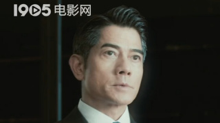 美女露出粉嫩尿囗让男人桶